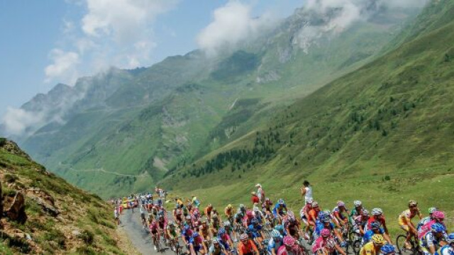 Tour de France, ispettore Uci rileva presenza di segnali wi-fi nel gruppo.