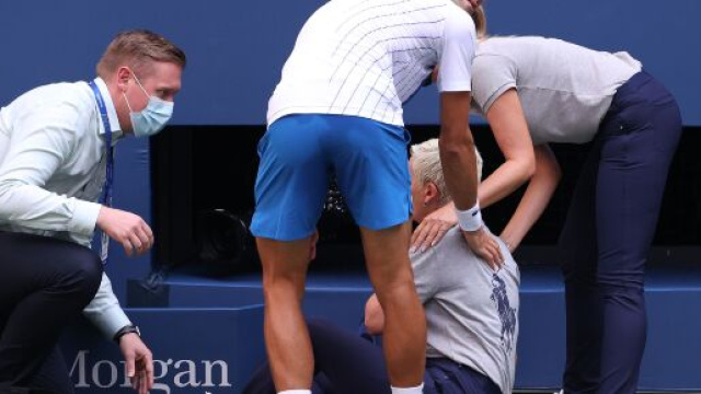 Us Open, Djokovic colpisce giudice di linea con una pallata ed &egrave; squalificato dal torneo.