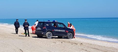 Lecce, 62enne perde la vita in spiaggia davanti agli amici dopo un malore in acqua