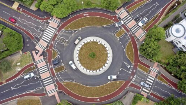 A Cambridge innovativa rotonda che d&agrave; la precedenza a ciclisti e utenti deboli della strada.