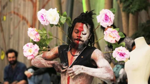 L'artiste performeur Camerounais "Snake", de la Cie Zora Snake (c) Cie Zora Snake