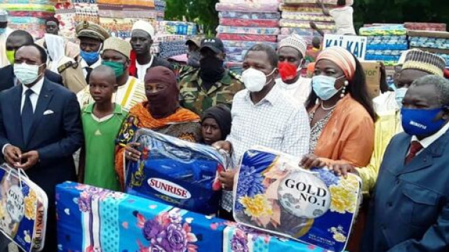 Le ministre de l'Administration Territoriale Paul Atanga Nji et sa d&eacute;l&eacute;gation lors de la remise de dons (c) Minat