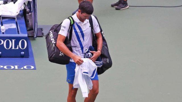Us Open, Novak Djokovic lascia il campo a testa bassa dopo la squalifica.