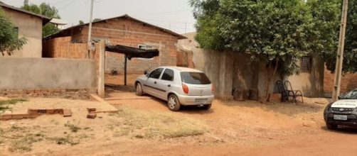 Carro derrubou parte do muro. (Divulga&ccedil;&atilde;o/Pol&iacute;cia Civil)