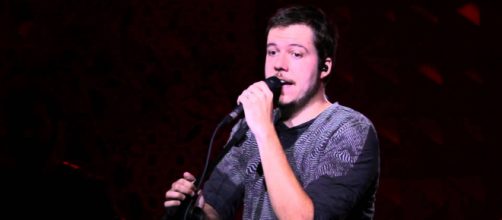 Jo&atilde;o Cavalcanti faz live. (Reprodu&ccedil;&atilde;o/YouTube)