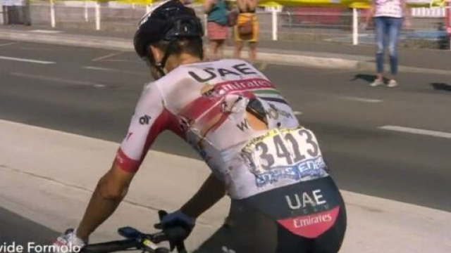 Davide Formolo ferito dopo la caduta nella decima tappa del Tour de France