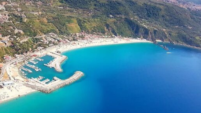 Palmi: una foto panoramica del litorale al largo del quale &egrave; stato avvistato un esemplare di balena.