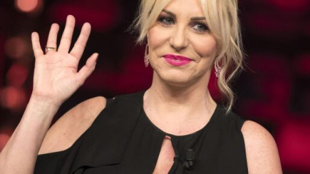Antonella Clerici, scatto nostalgico su IG: 'Bello rendersi conto di non essere cambiata'.