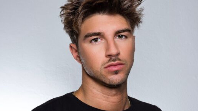 Il 'Dama' arriva sul red carpet con l'anello regalato a Giulia: fan sperano nel lieto fine.