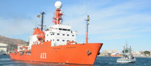 Asistido por un remolcador el Hesp&eacute;rides inicia la maniobra para hacerse a la mar en pos del Polo Sur