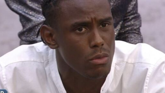 Grande Fratello Vip, presunta stoccata di Enock su Twitter: 'Spingete chi ha gi&agrave; dato'.