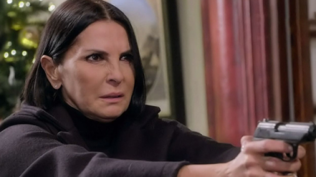 Un posto al sole, Marina (Nina Soldano) pronta a sparare a Ferri.