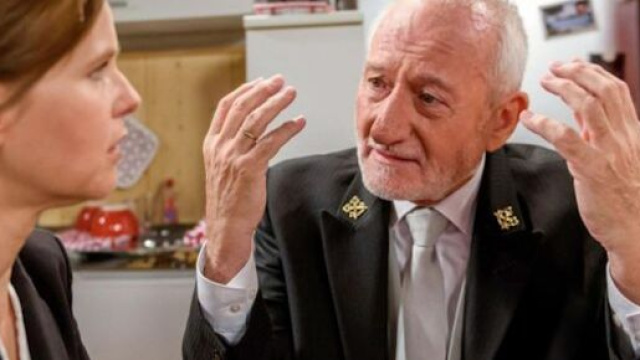 Tempesta d'amore, trame al 24 gennaio: Ariane alterer&agrave; la grappa di Alfons con della droga.