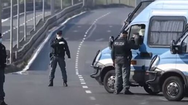 Un posto di blocco durante una fase di divieto dei spostamenti.