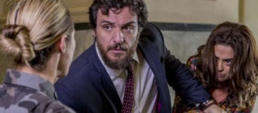 Jeiza suspeita de ex-casal em "A For&ccedil;a do Querer". (Reprodu&ccedil;&atilde;o/TV Globo)