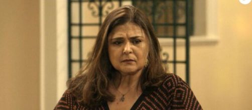 Aurora se choca com filha e genro em "A For&ccedil;a do Querer". (Reprodu&ccedil;&atilde;o/Rede Globo)