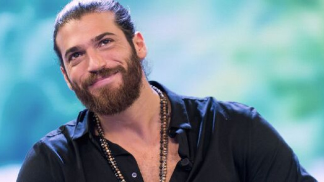 Can Yaman si difende dopo la multa a Roma.