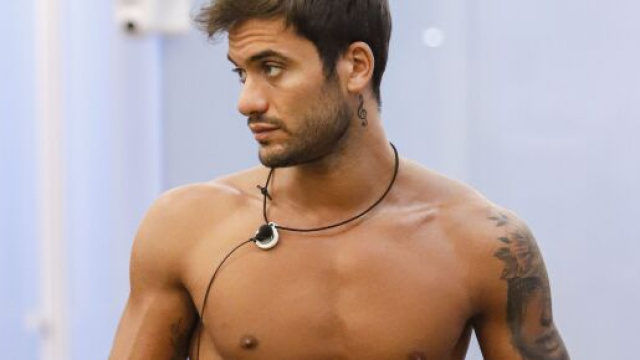 Grande Fratello Vip, Pierpaolo: 'Giulio dorme, mamma guarda Beautiful non la diretta'.