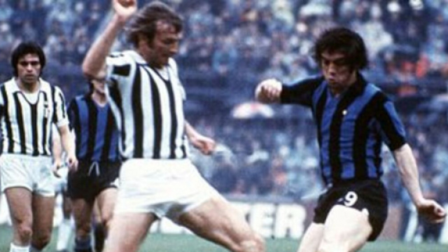 Nella foto Morini (Juventus) e Boninsegna (Inter).