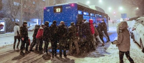 Los ciudadanos intentan desplazarse a pesar de las g&eacute;lidas temperaturas