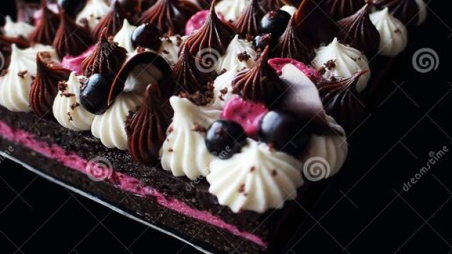 Torta delicata di ribes nero e panna una leccornia per una cena sontuosa.