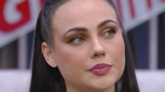 GF Vip, Rosalinda si lamenta del fidanzato: 'Poteva venire qui, so gi&agrave; come andr&agrave; a finire'.