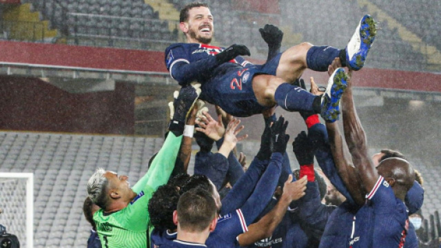 Le PSG trolle l'OM et l&rsquo;armoire &agrave; troph&eacute;e de Payet sur Twitter. Source Twitter @PSG_inside