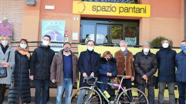 Marco Pantani: Cassani consegna a mamma Tonina la bici dell'ultimo Tour.