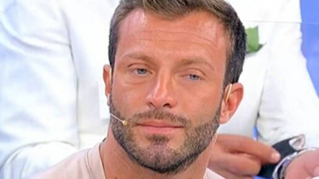 Michele Dentice dice addio a Uomini e donne: 'Vado via, lascio il programma'.