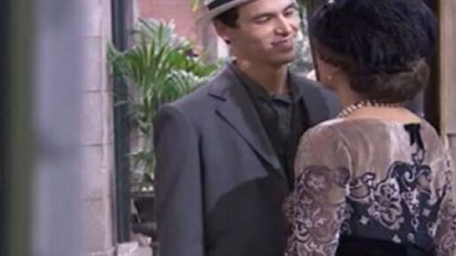 Una vita, trame Spagna: Genoveva si concede a Santiago, il marito di Marcia.