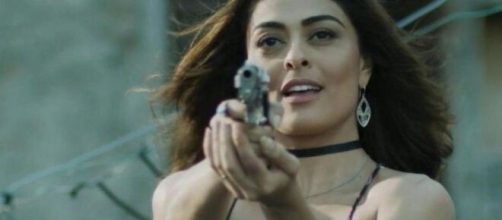 Bibi empunha arma contra Jeiza em "A For&ccedil;a do Querer". (Reprodu&ccedil;&atilde;o/TV Globo)