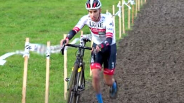 Fabio Aru impegnato nel ciclocross di Ancona