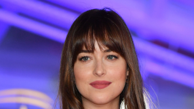 Tagli capelli con frangia e tonalit&agrave; per l'inverno 2021: il caschetto, la frangia a tendina e il Titanium Silver.