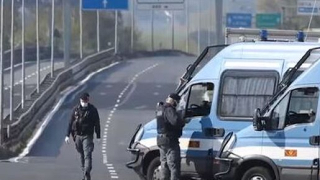 Un posto di blocco durante una fase di divieto dei spostamenti.