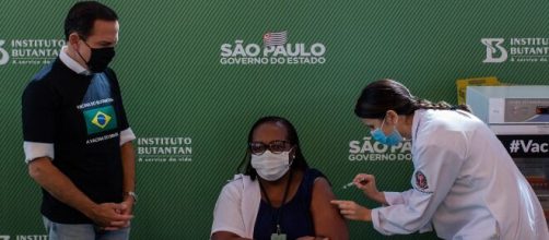 Minutos ap&oacute;s aval da Anvisa, enfermeira de SP recebe a primeira dose da vacina. (Arquivo Blasting News)