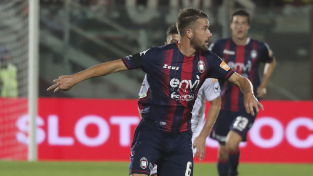 Crotone, Rhoden tra i nomi per il centrocampo.