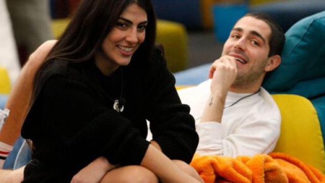 GF Vip, Tommaso avverte Giulia sulla nomination.
