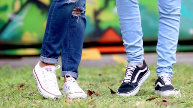 Sardegna, un ragazzino di 15 anni &egrave; stato picchiato da tre bulli ed &egrave; caduto gi&ugrave; da un viadotto: &egrave; ricoverato in ospedale.