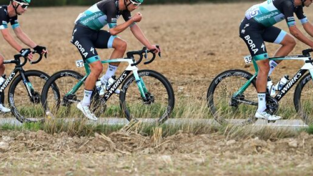 Suv investe diversi ciclisti della Bora-Hansgrohe.