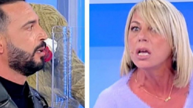 Uomini e Donne, registrazione 13 gennaio: Armando accusa Aurora di essere una 'talpa', &egrave; lite fra i due.