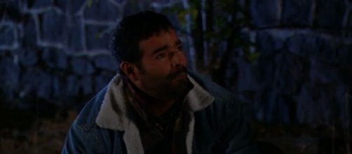 Cruz se desespera ao encontrar Jo&atilde;o morto. (Televisa)