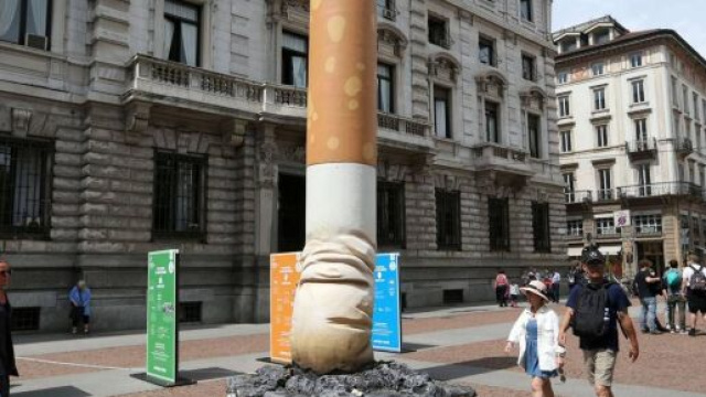 Installazione a Milano in piazza Marino per celebrare il 31 maggio la Giornata mondiale contro il fumo.