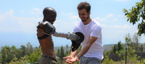 'Hemos entregado prótesis en 3D en más de 40 países', dice el CEO de Ayúdame3D