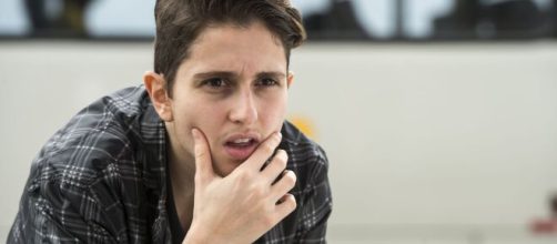 Ivan sofre com preconceituosos em "A For&ccedil;a do Querer". (Reprodu&ccedil;&atilde;o/Rede Globo)