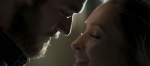 Rubinho e Carine em clima de romance em "A For&ccedil;a do Querer". (Reprodu&ccedil;&atilde;o/TV Globo)