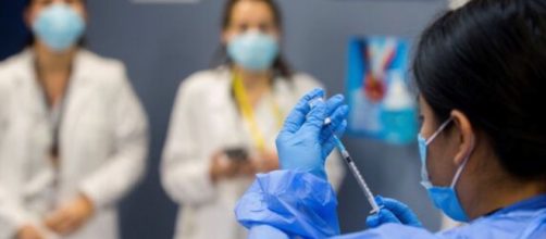 Se acelera la inmunizaci&oacute;n global mediante campa&ntilde;as de vacunaci&oacute;n masivas y en tiempo r&eacute;cord.