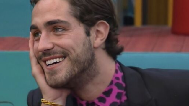 Grande Fratello Vip, Tommaso Zorzi ha un crollo emotivo dopo la notizia del prolungamento del programma.