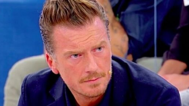 Simone Bolognesi attacca Gianni Sperti dopo l'addio a Uomini e donne: '&Egrave; un ometto'.