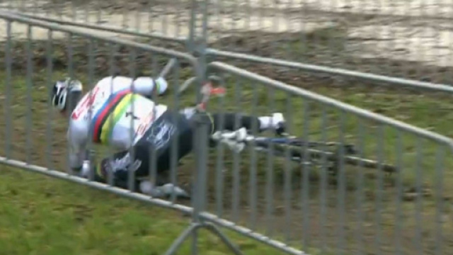 La caduta di Mathieu Van der Poel al primo giro.