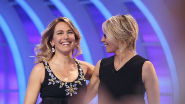 Barbara D'Urso viene ignorata da Costanzo